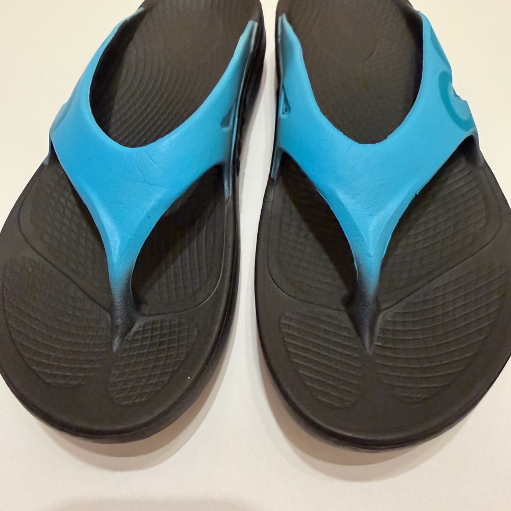 OOFOS blue and black sandal. - Picture 5 of 6